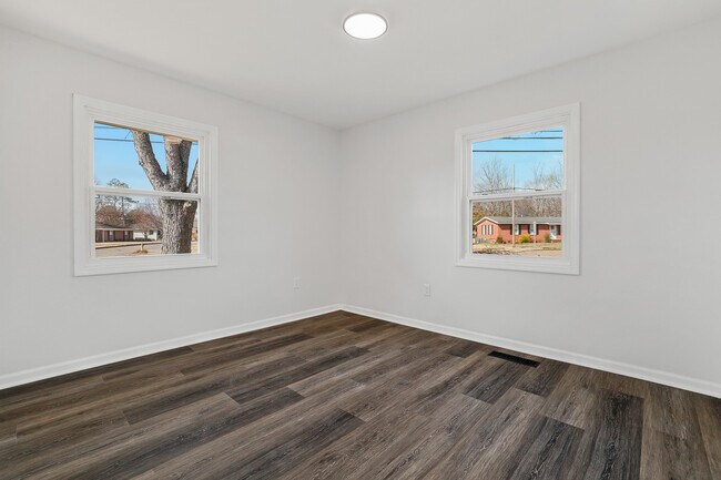 Building Photo - 1701 Wakefield Dr NE