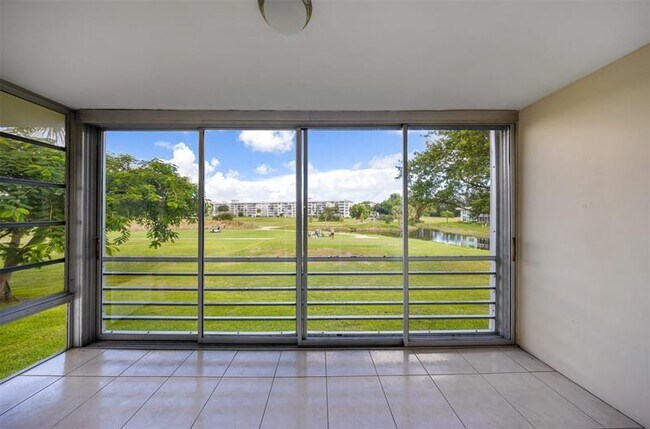 Building Photo - 2601 S Palm Aire Dr