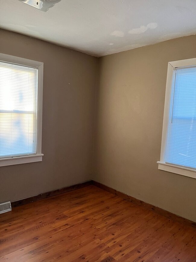 Building Photo - 2 bedroom one bath house in Godfrey