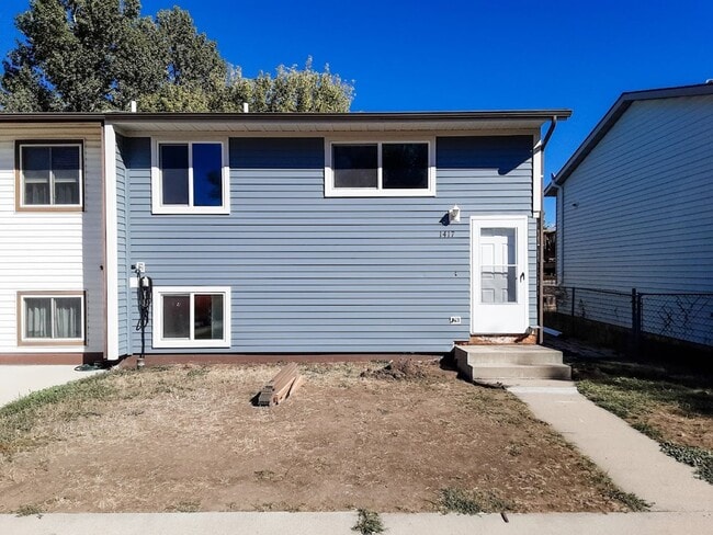 Building Photo - 4 Bed/ 2 Bath Townhome!