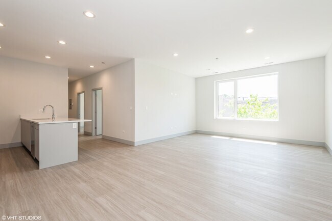 Building Photo - 1334 W Devon Ave