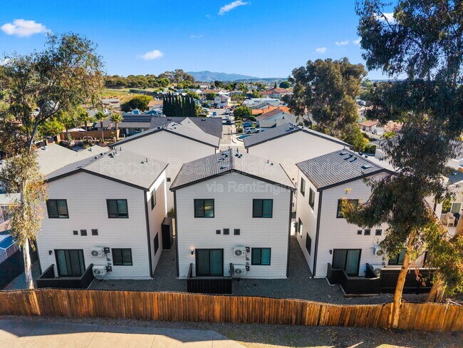 Building Photo - 832 Desty St