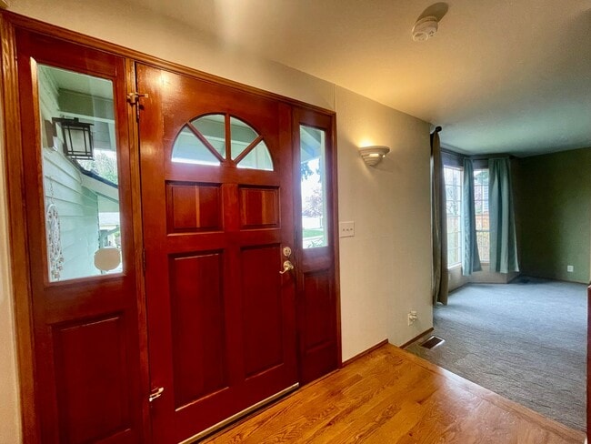 Building Photo - 4 bedroom, 2.5 Bath House in Mukilteo, $3995 per month