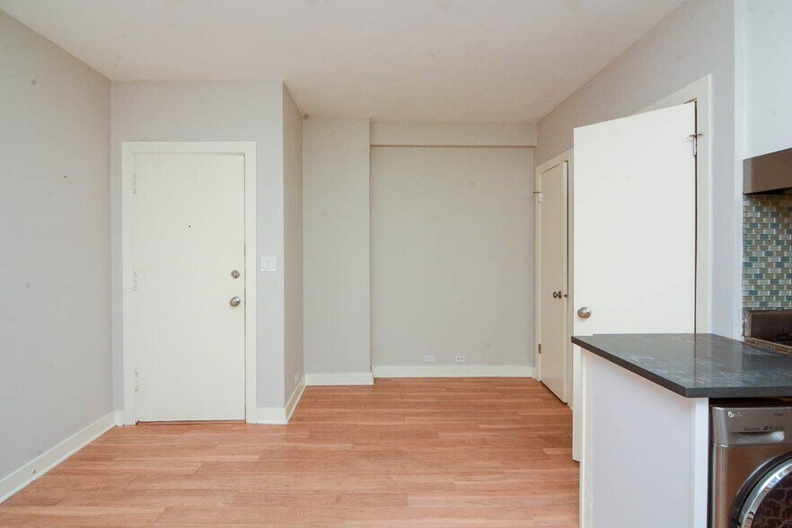Building Photo - 511 W Belmont Ave