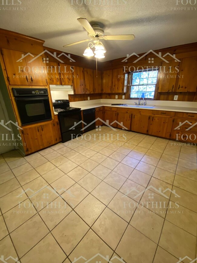 Building Photo - 3-Bed 2-Bath Brick Home with Spacious Lot,...