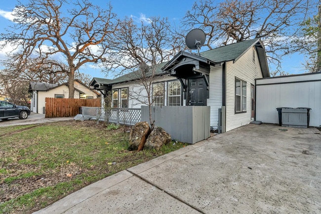 Building Photo - Darling 3/1 Duplex in Oakhurst