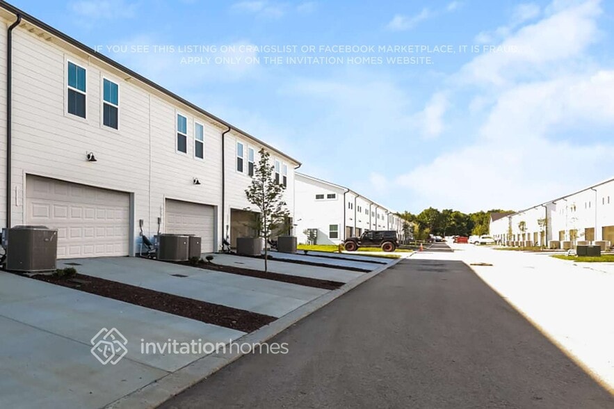 Building Photo - 221 River Rock Dr