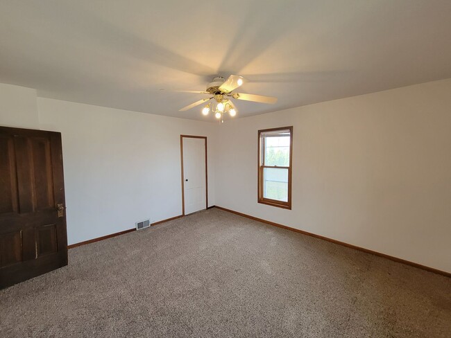 Building Photo - 321 W 5th St