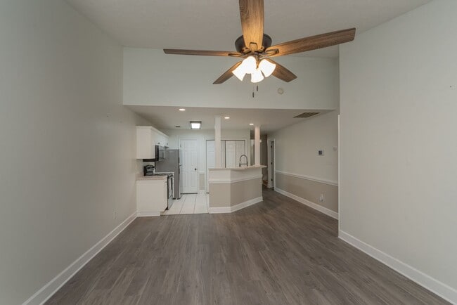 Building Photo - $1750 - Updated 3 bed/3 bath house conveniently located near Doctor's Hospital!