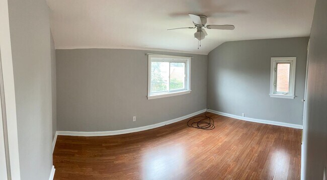Building Photo - Cozy, Two Bed Available NOW!