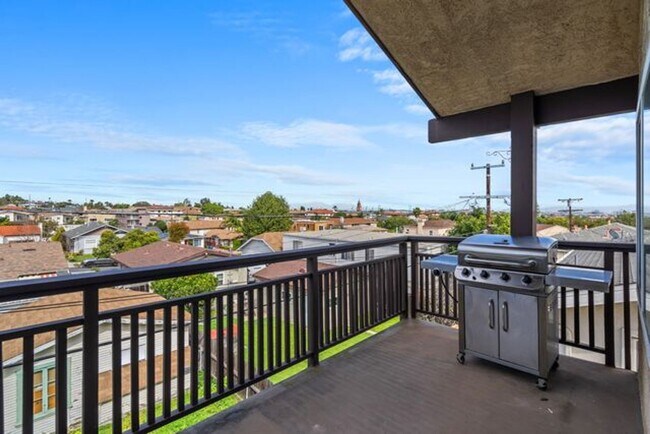 Building Photo - Top Floor Harbor View Condo 2 bed-2 bath