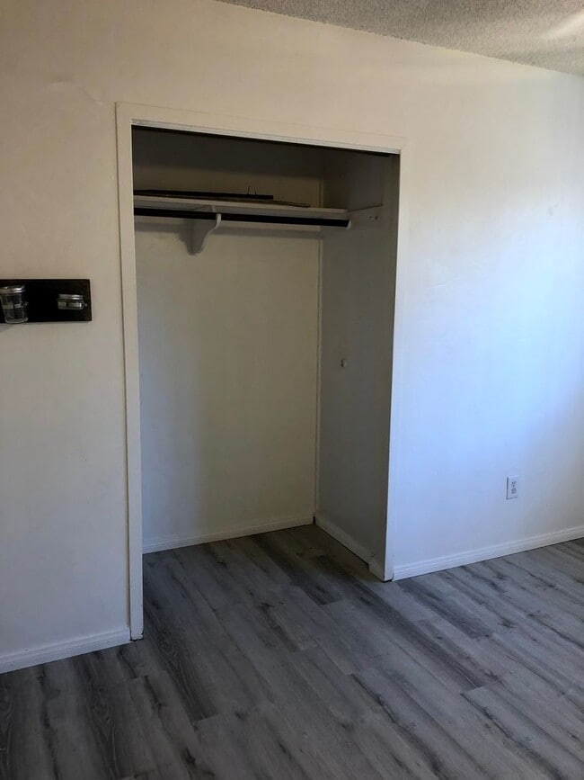 Building Photo - 5 bed 3 bath w/ POOL and Large rooms