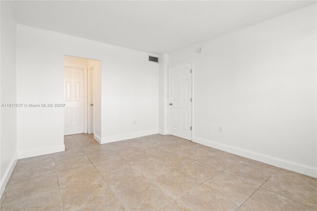Building Photo - 2999 Point E Dr