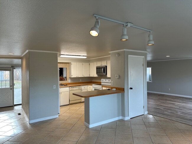 Building Photo - 9333 US-212