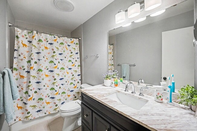 Building Photo - Modern 3-Bedroom Townhome Featuring an Updated Kitchen and Spacious Primary Suite