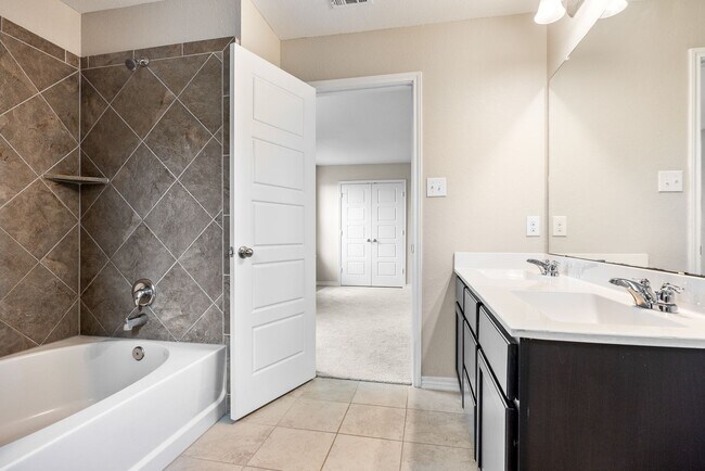 Building Photo - Charming 3-Bed, 2.5-Bath Home with Modern ...