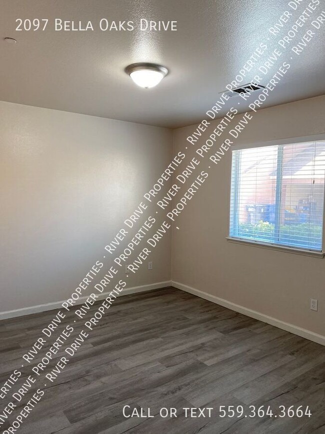 Building Photo - Three Bedroom Condo in Tulare