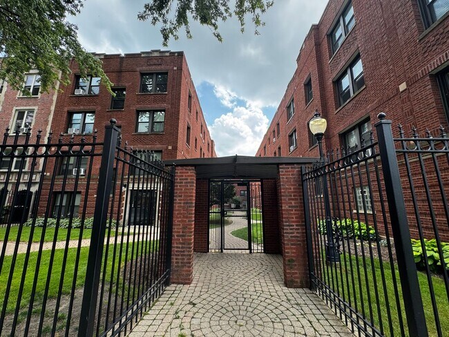 Building Photo - 1383 W Greenleaf Ave