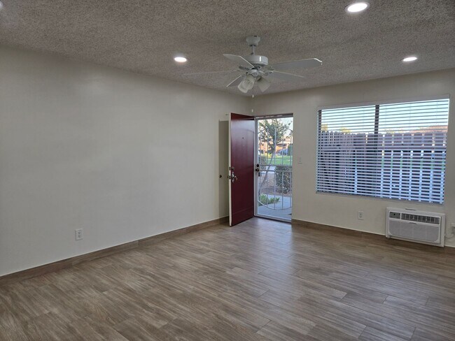 Building Photo - Completely Upgraded 2 bedroom Condo in Riverside