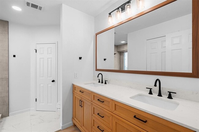 Building Photo - 16307 Essex Cove