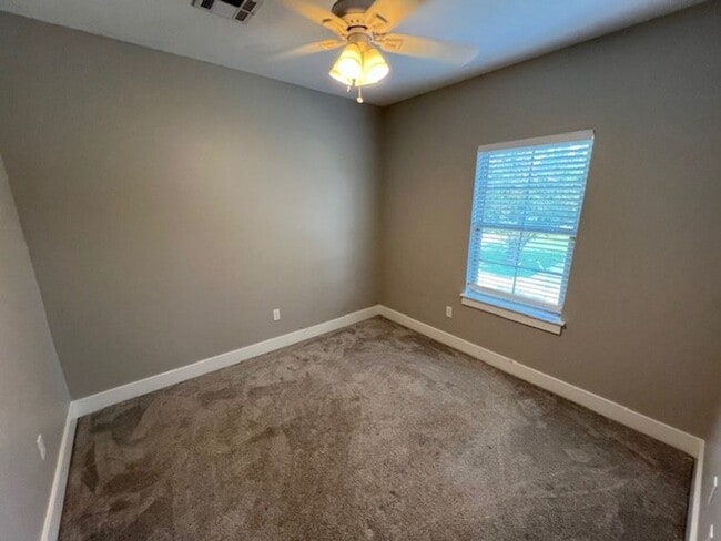 Building Photo - 3 Bedroom 2.5 Bath Townhome Available in S...