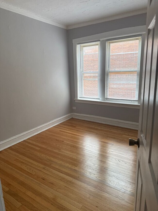 Building Photo - 2 BEDROOM 1 BATHROOM