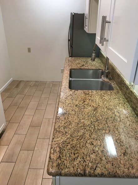 Building Photo - 2301 De la Vina St