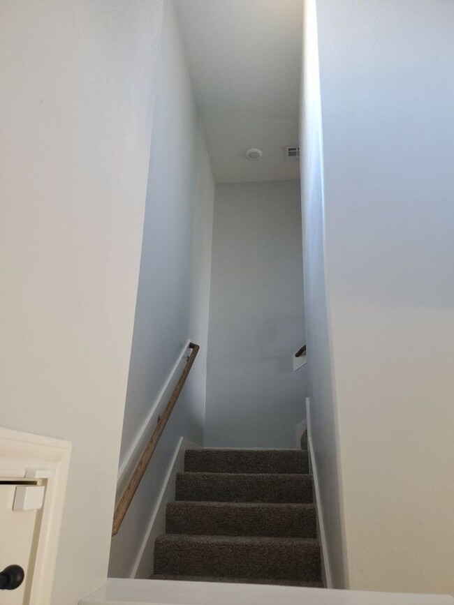 Building Photo - 4 bedrooms/2.5 bath over 2,000 square feet