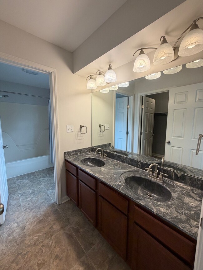 Building Photo - 525 Vineleaf Dr