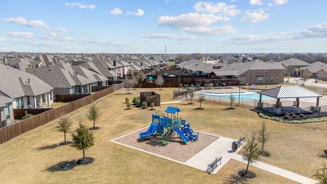 Building Photo - 1352 Lake Grove Dr