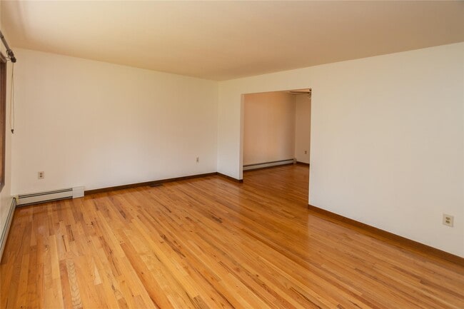 Building Photo - 5 Boxwood Close