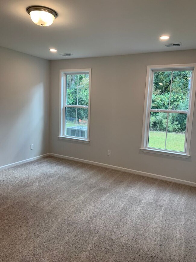 Building Photo - Modern Living in Windsor Hill