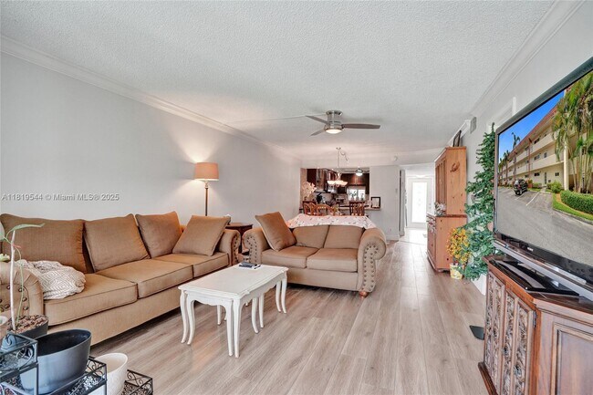 Building Photo - 9410 N Hollybrook Lake Dr