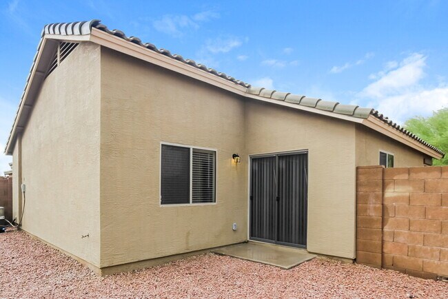 Building Photo - 195 W Brangus Way