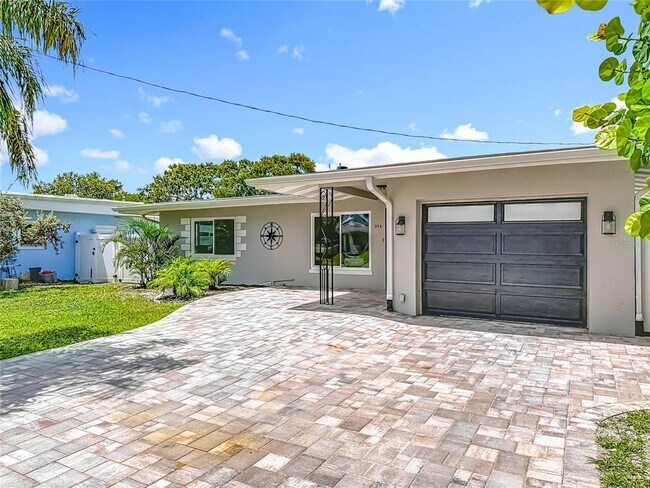 Building Photo - 572 Baywood Dr N