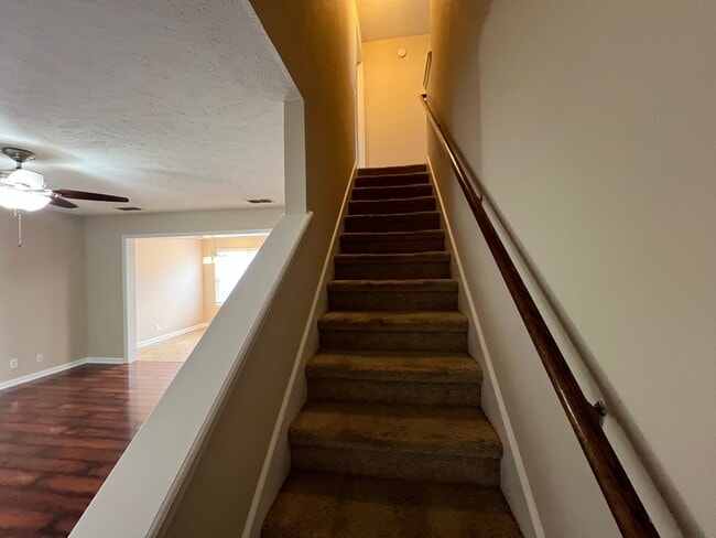 Building Photo - Cute 3 BR 2.5 BA Home Located in Culdesac in Evergreen Farms