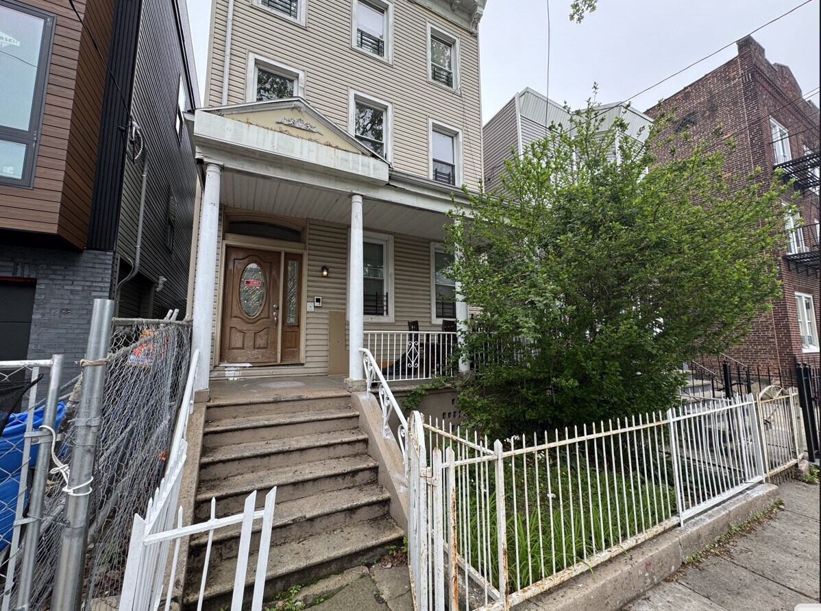Unit 2 - 56 Gardner Ave