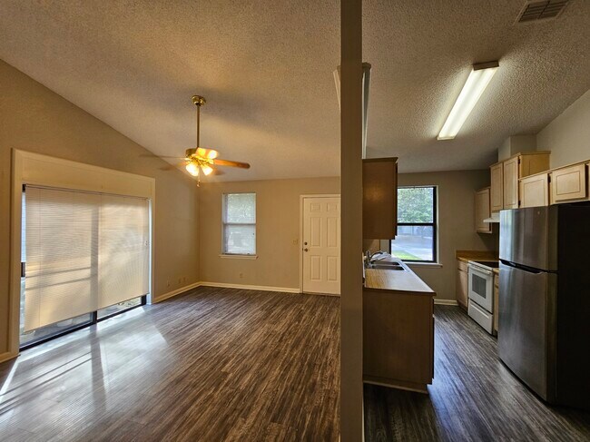 Building Photo - 108 E Lakemont Dr