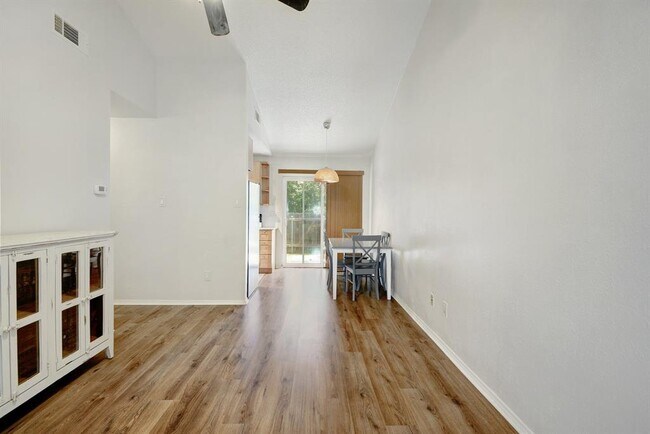 Building Photo - 1015 E Yager Ln