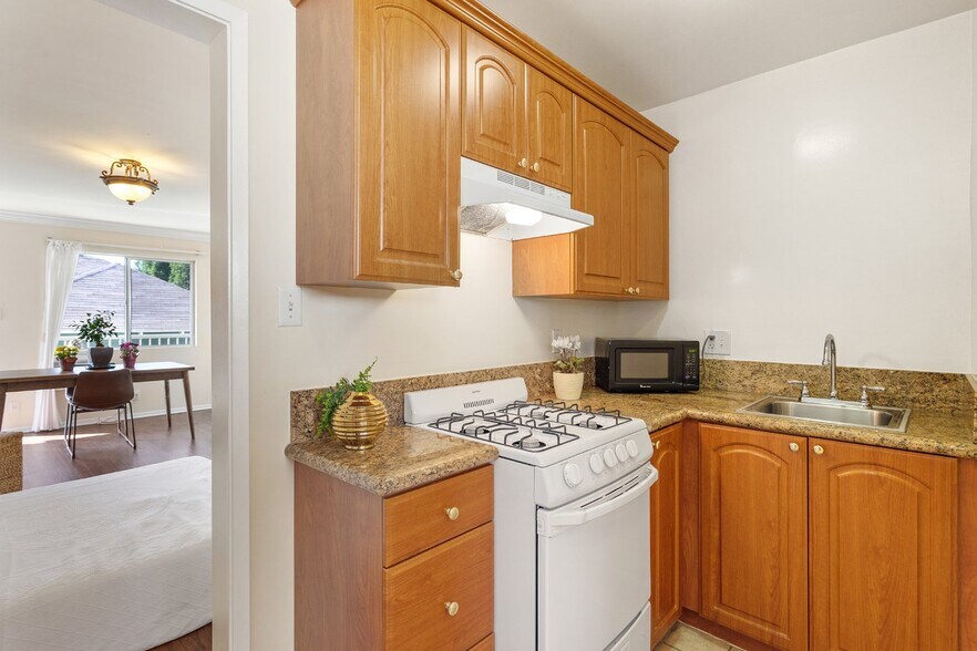 Building Photo - 1150 W 29th St