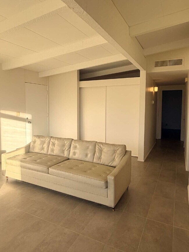 Building Photo - Convenient Oasis  2 Bedrooms / 2 Bathrooms