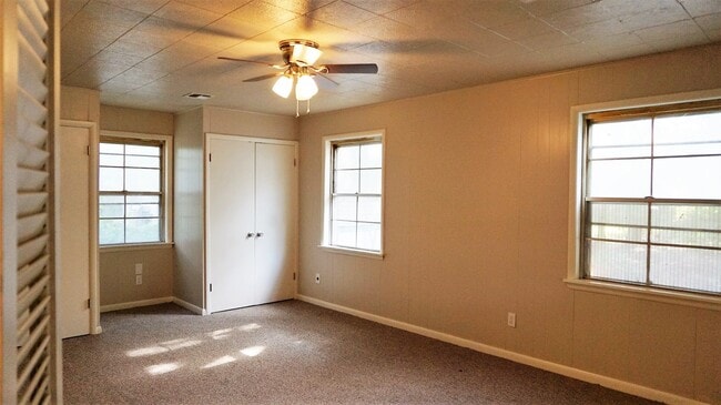 Building Photo - 4 BED 2 BATH 1 CAR GARAGE PLUS CARPORT IN STEVE PENNINGTON ADDITION