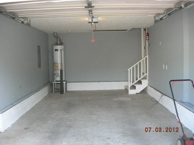 Building Photo - Mt Juliet 3 Bedroom 2 Bath Home with Fenced Backyard