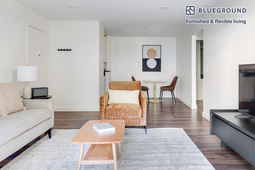 Building Photo - 900 Pepper Tree Ln