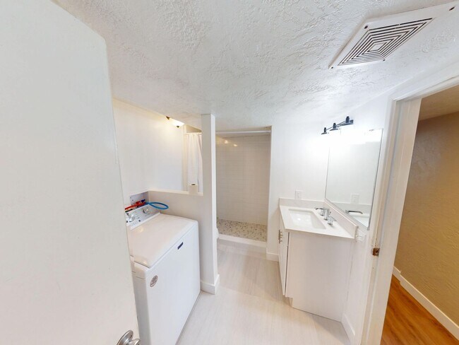 Building Photo - 8BD/3BA, Lots of Parking! (Lease out, pend...