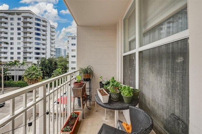 Building Photo - 1300 Lincoln Rd