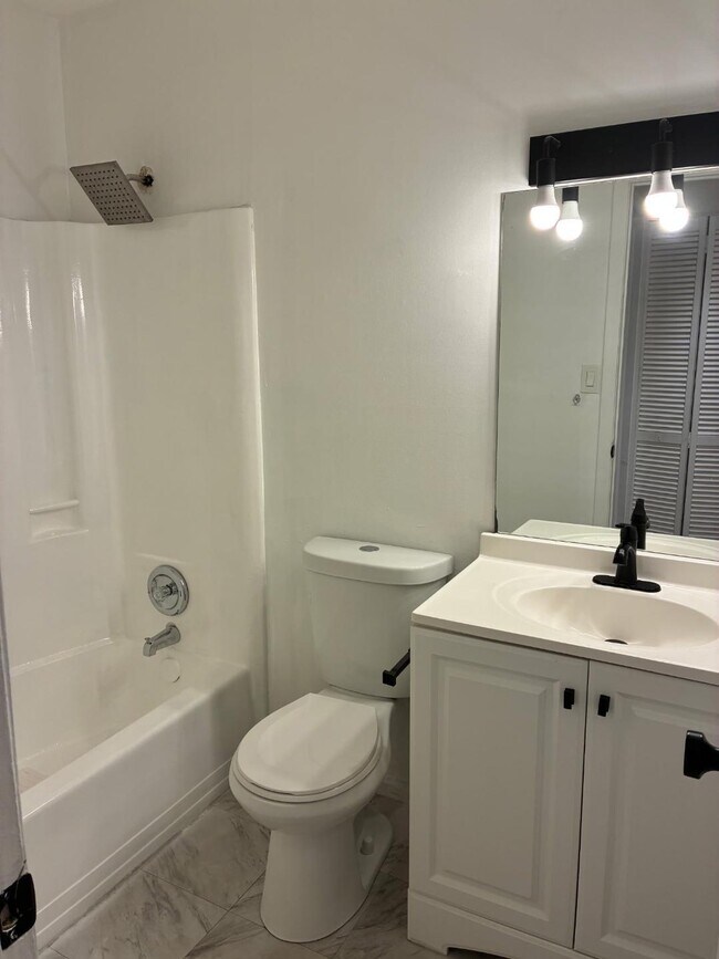 Building Photo - 6001 Shaker Wood Cir