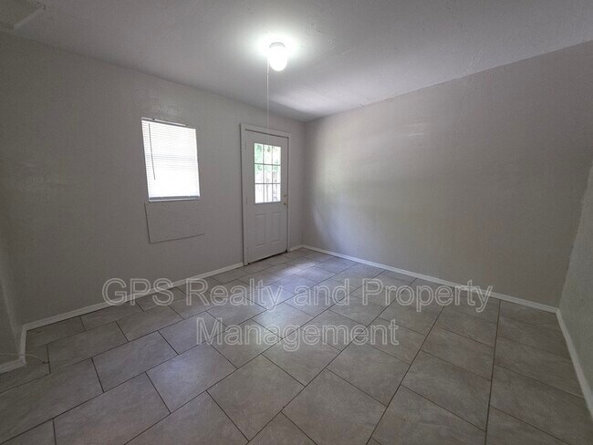 Building Photo - 843 Grove Ave