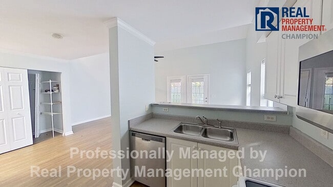 Building Photo - Cute 3 BD/2 BA Townhome Style Near UNCW