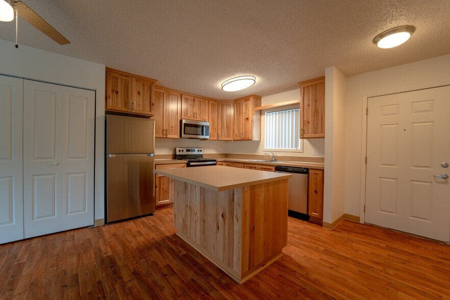 Building Photo - 8585 SW Canyon Ln